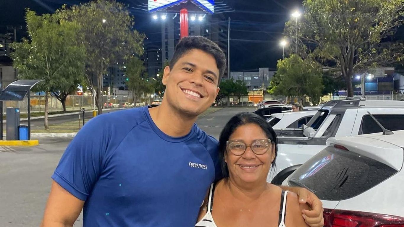 Ex-BBB Guilherme Vilar prega peça na sogra Delma; confira