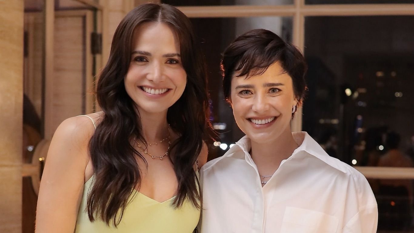 Letícia Colin tieta Fernanda Vasconcellos em evento de grife