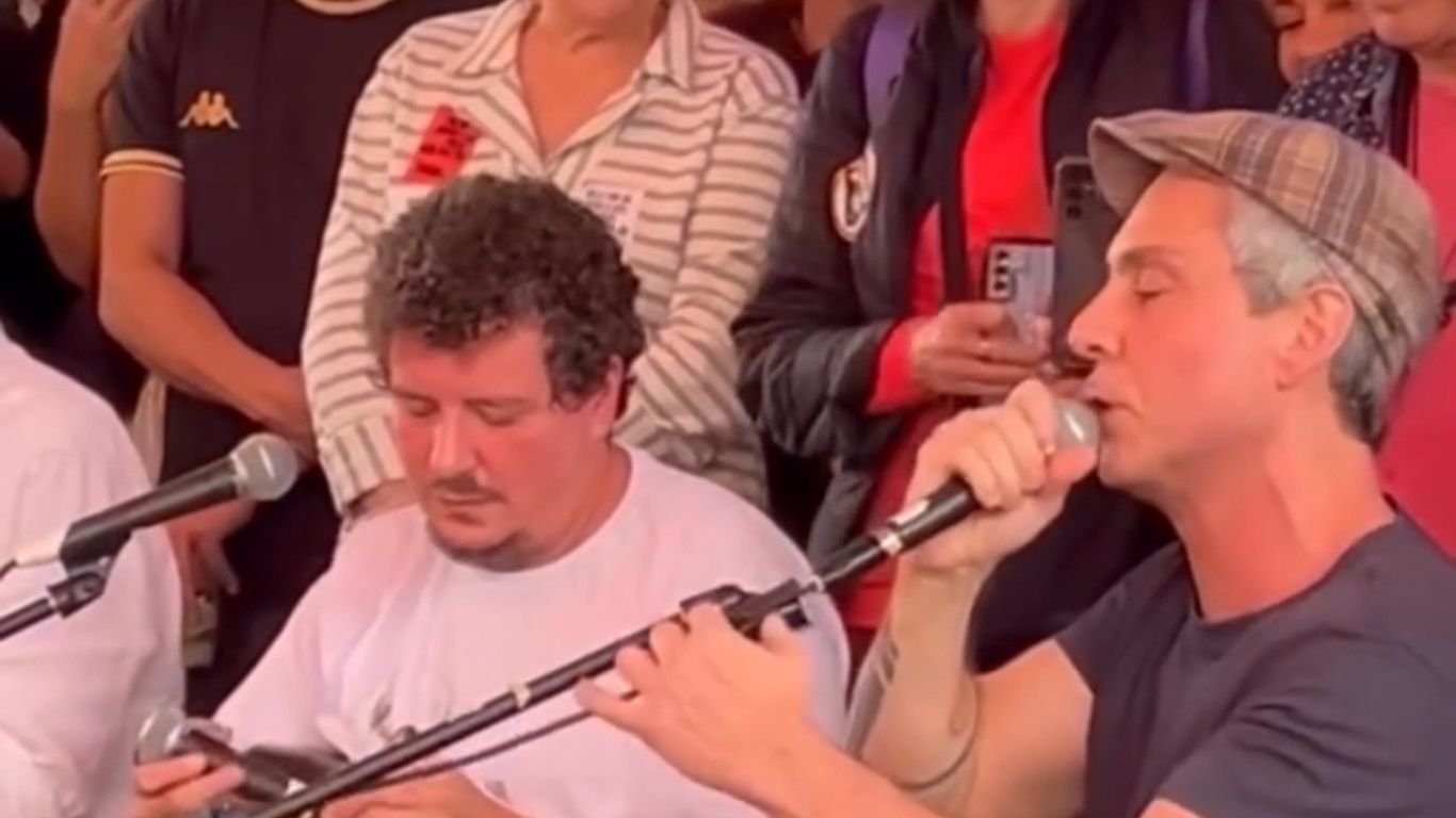 Alexandre Nero solta a voz em roda de samba no Rio de Janeiro