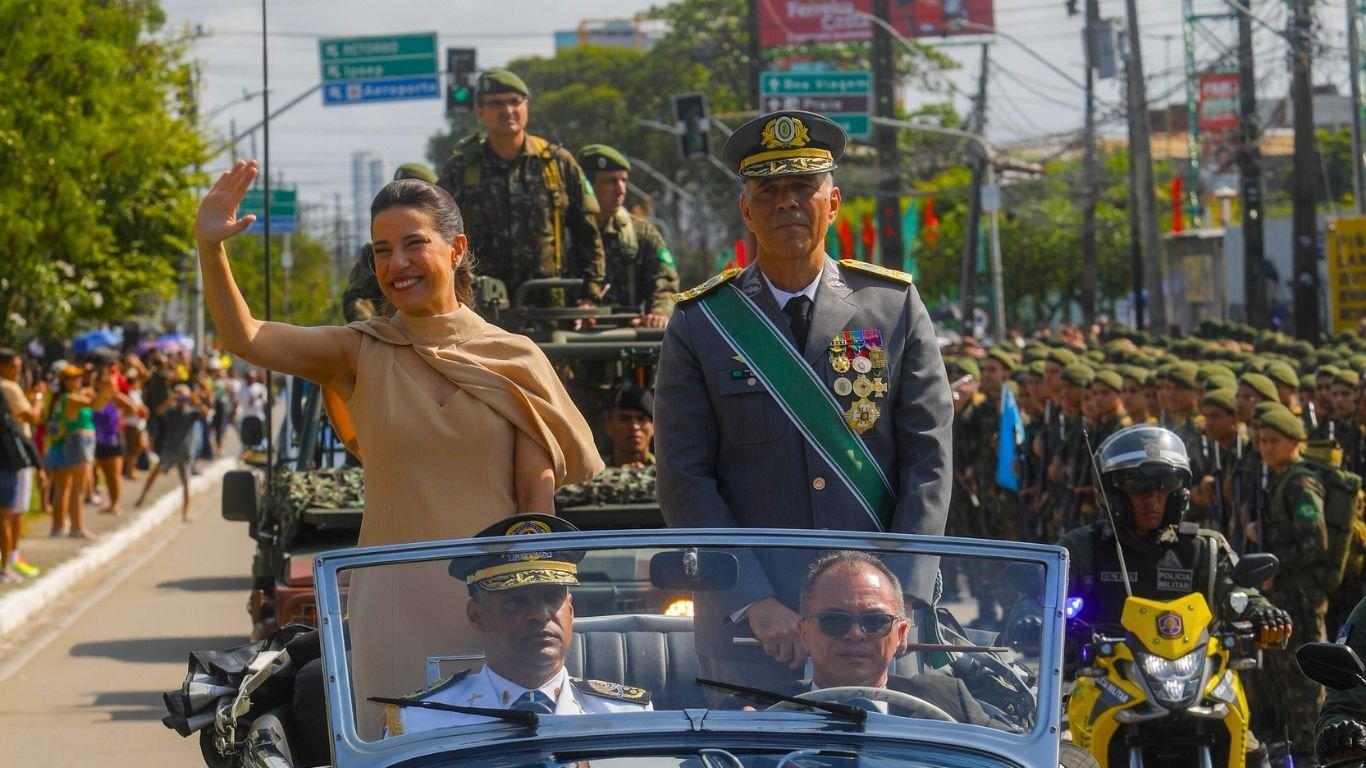 Raquel Lyra desfila no mesmo carro que levou rainha Elizabeth II