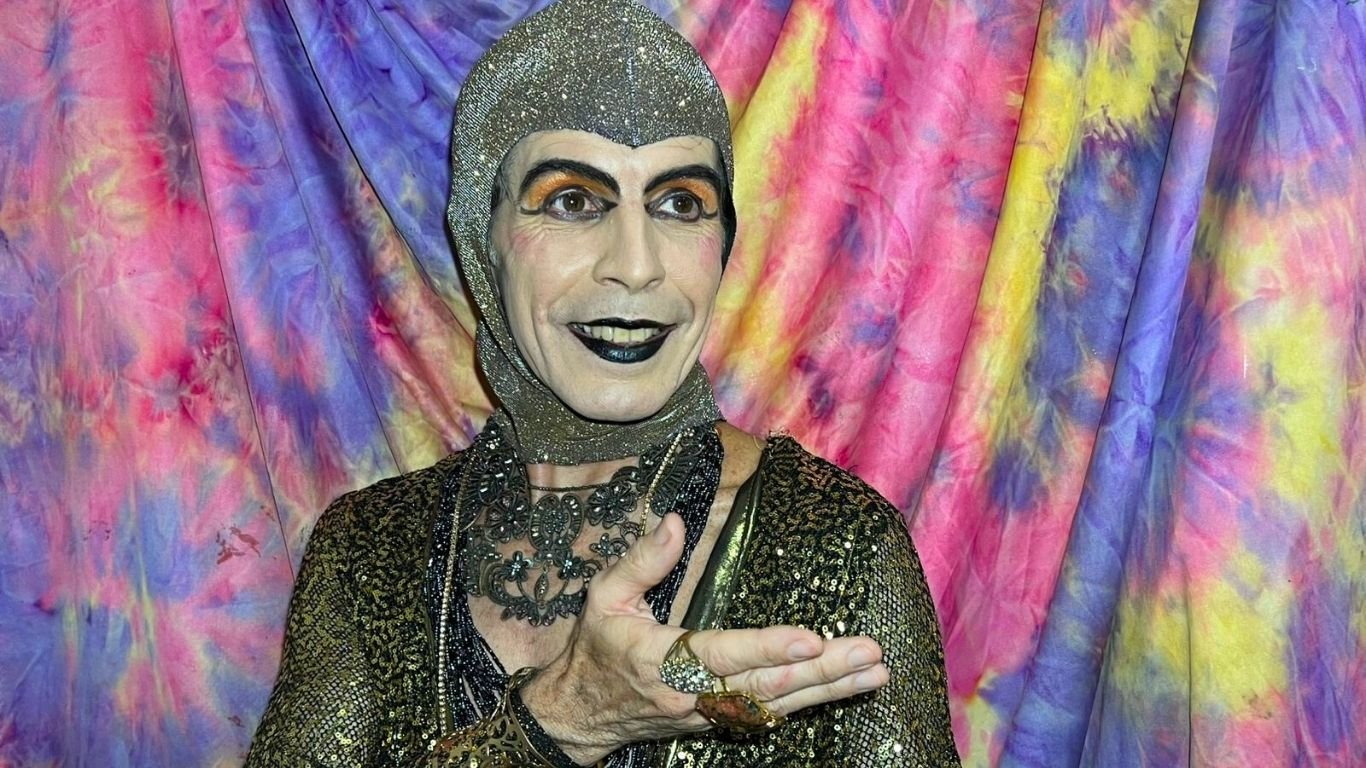 Ator Adriano Cabral homenageia Ney Matogrosso em espetáculo