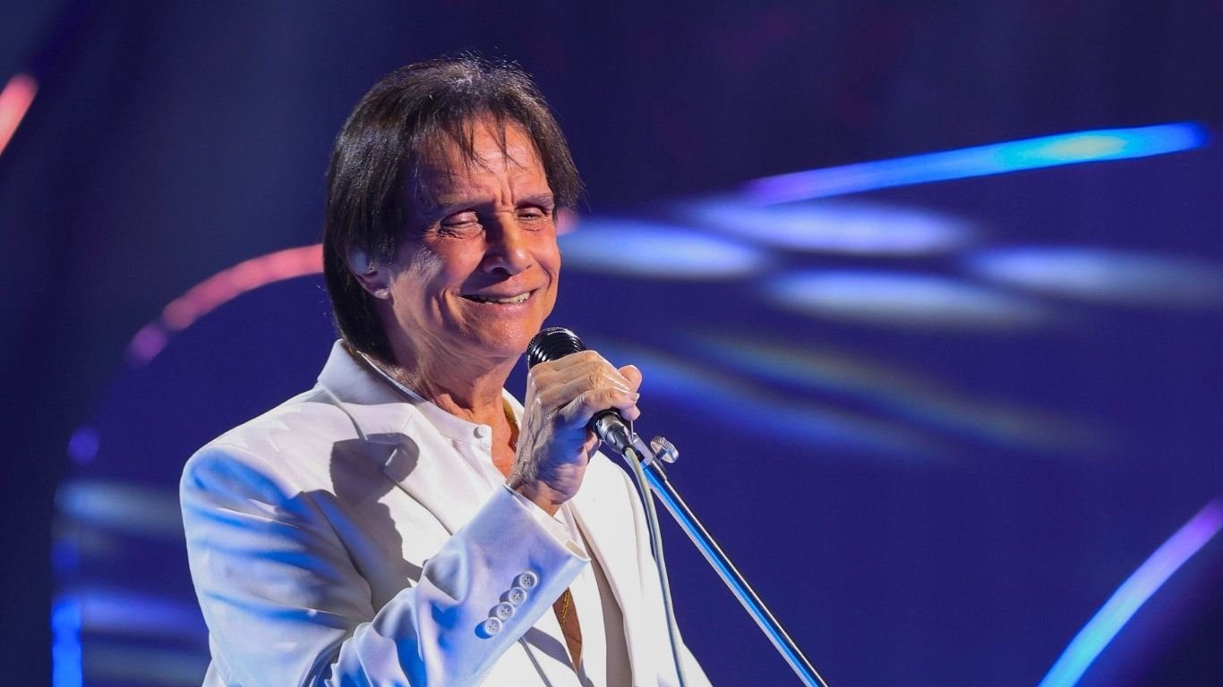 Rei Roberto Carlos anuncia apresentação extra no Recife