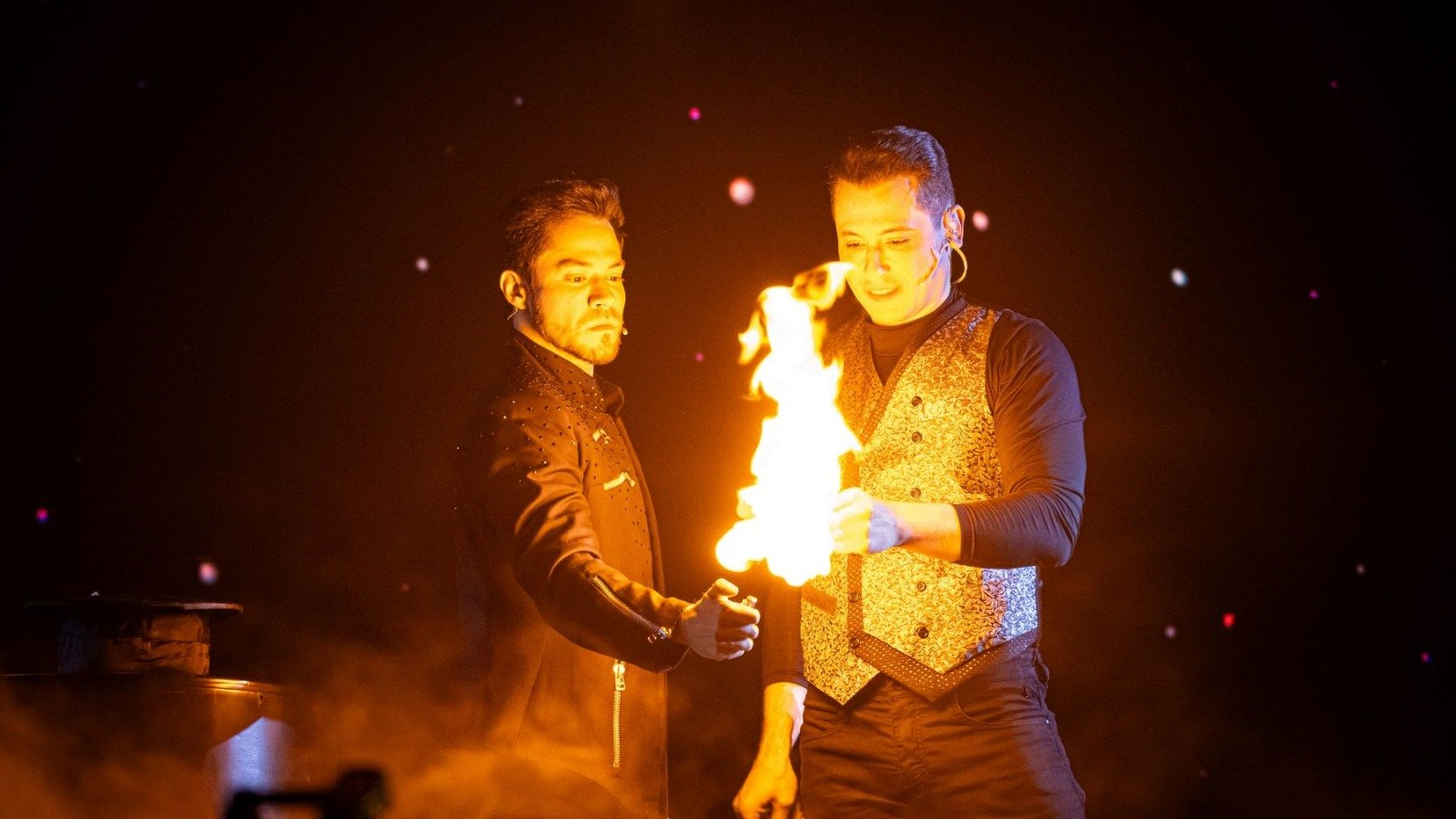 Espetáculo de Henry e Klauss mistura mágica com tecnologia no Recife