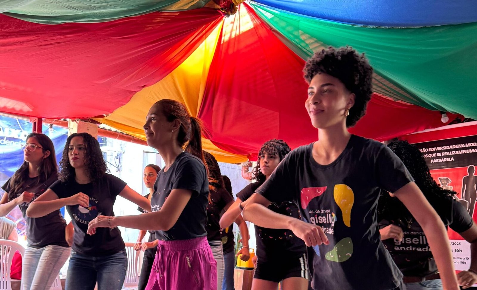 Alunas da oficina ‘Diversidade na Moda’ se apresentam no Pátio de São Pedro