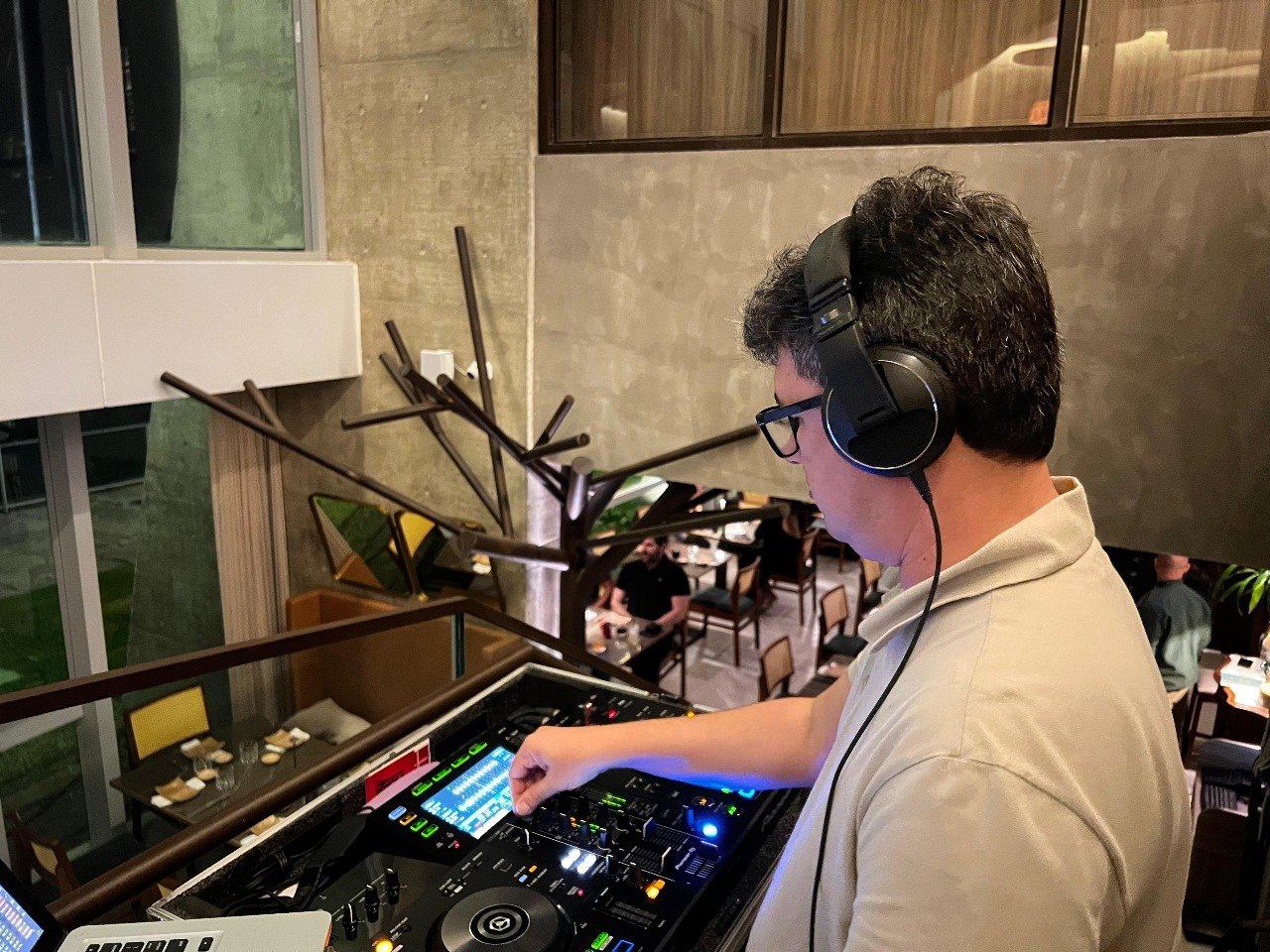 DJ Sardinha embala noites de quinta no Recife Marina