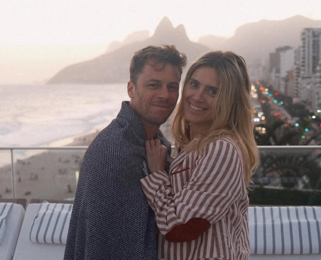 Carolina Dieckmmann celebra 50 anos do marido, Tiago Worcman