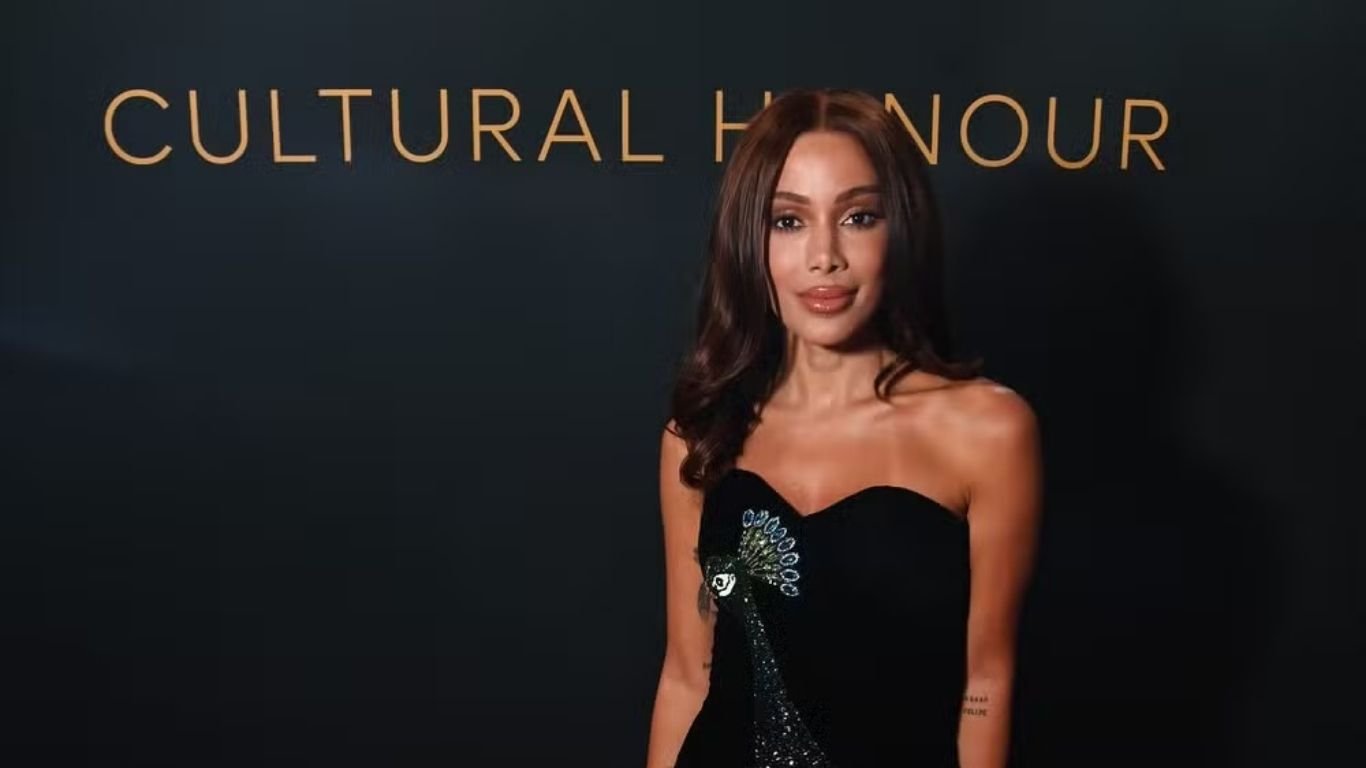 Anitta usa vestido inspirado em Xuxa para evento em Londres