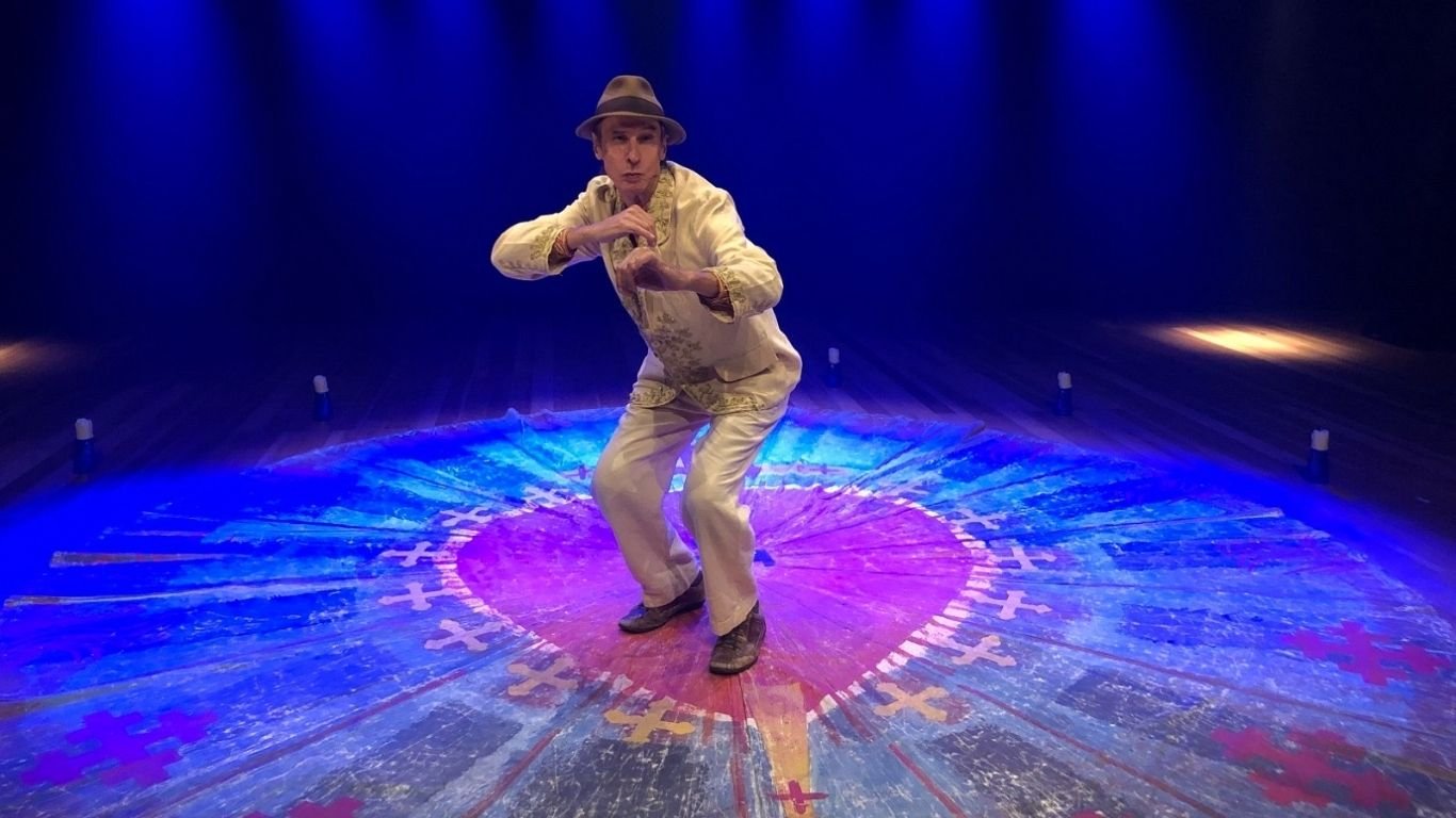 Espetáculo com Aramis Trindade traz Romeu e Julieta em versão popular