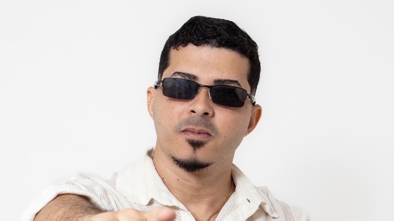 Condinho comemora 15 anos de carreira com novo audiovisual neste sábado (25)