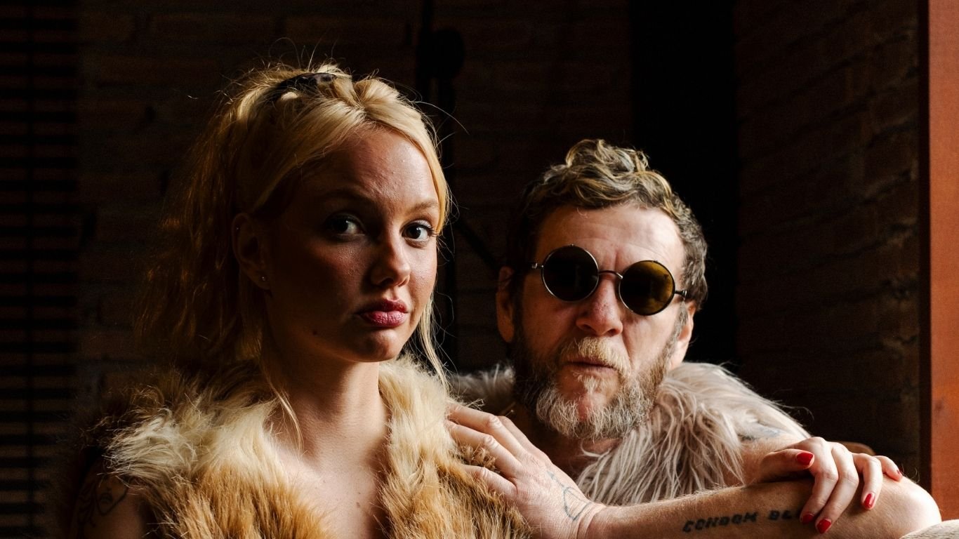 Clipe de Lavínia e Otto mistura amor, poesia e estética sombria