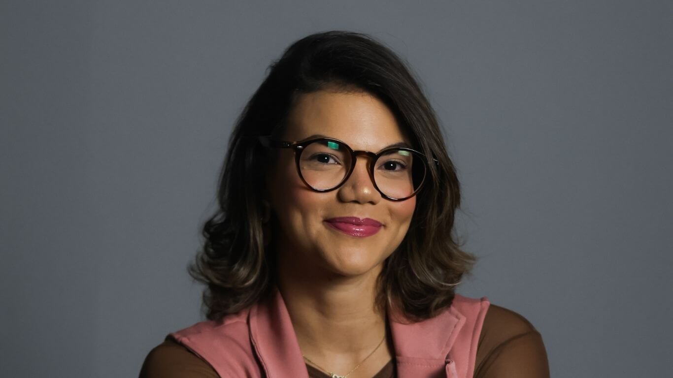 A jornalista pernambucana Kamila Nunes lança podcast voltado ao câncer de mama