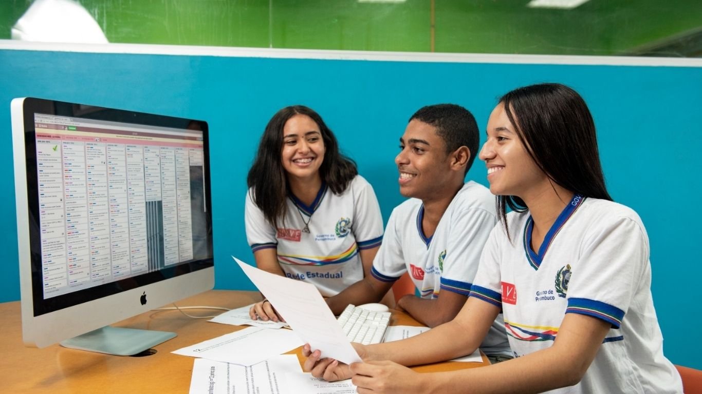 NAVE alcança 96% de ex-alunos na universidade e 84% estão empregados