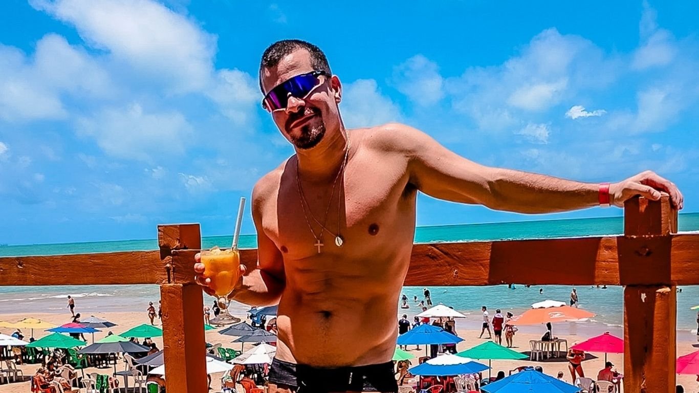 Após ‘Vale Tudo’, Thiago Martins curte férias em Porto de Galinhas