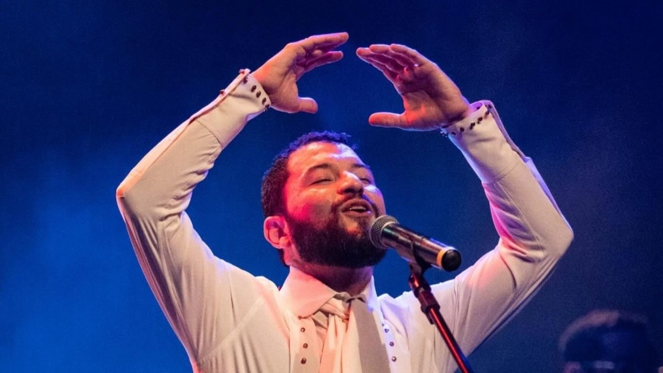 Voz e violão: Tonfil abre show de Edson Cordeiro no Teatro do Parque
