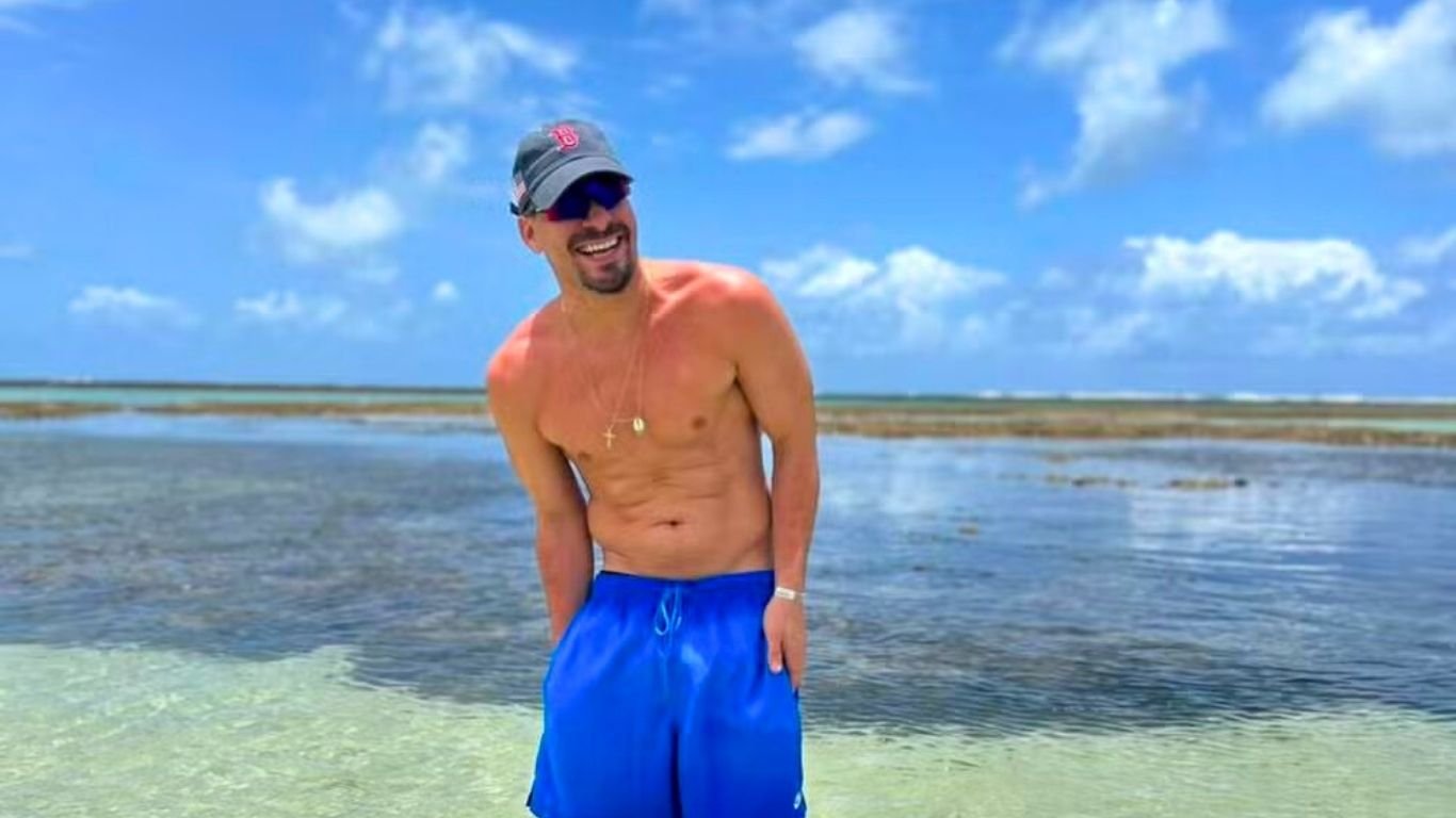 Thiago Martins abre álbum de fotos curtindo Porto de Galinhas
