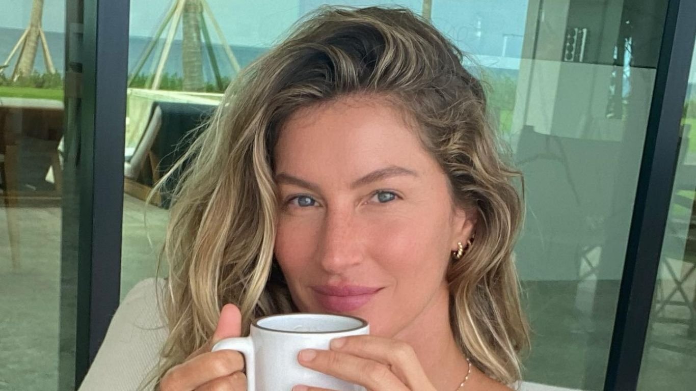 Gisele Bündchen surge em cliques raros com os filhos e o namorado