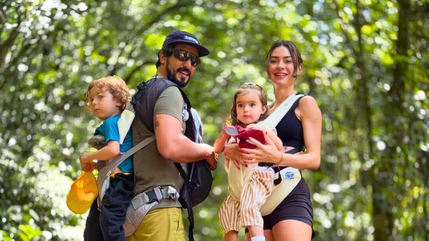 Renato Góes e Thaila Ayala fazem trilha com os filhos no Rio