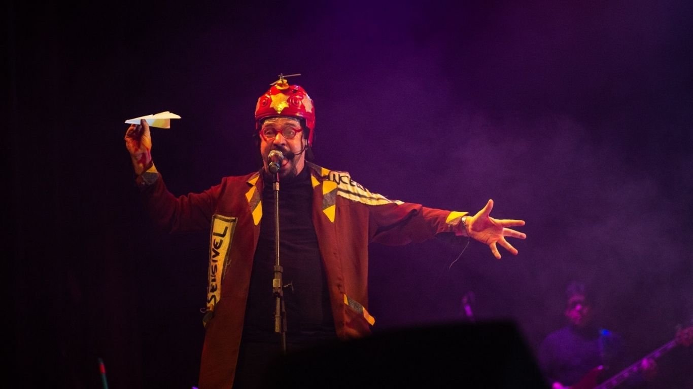 Bruce Gomlevsky encarna Raul Seixas em espetáculo no Recife