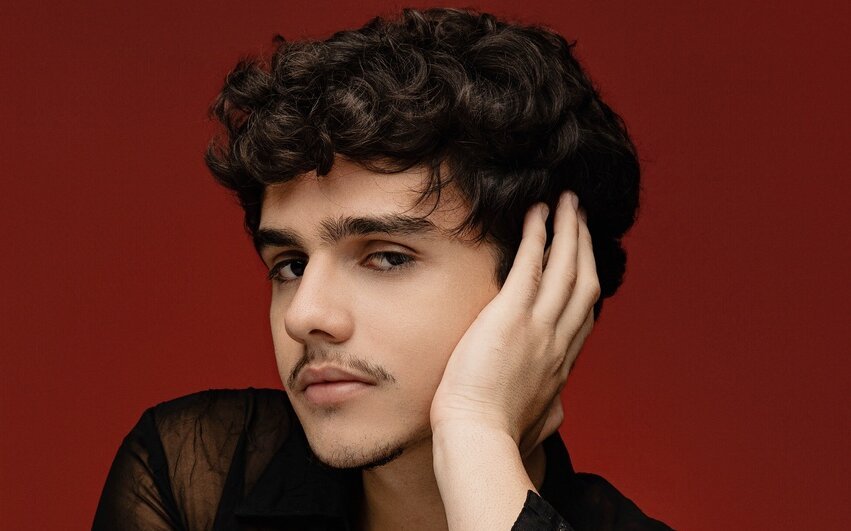 Caike Souza estreia álbum Entre Flores e Dores no Teatro Luiz Mendonça