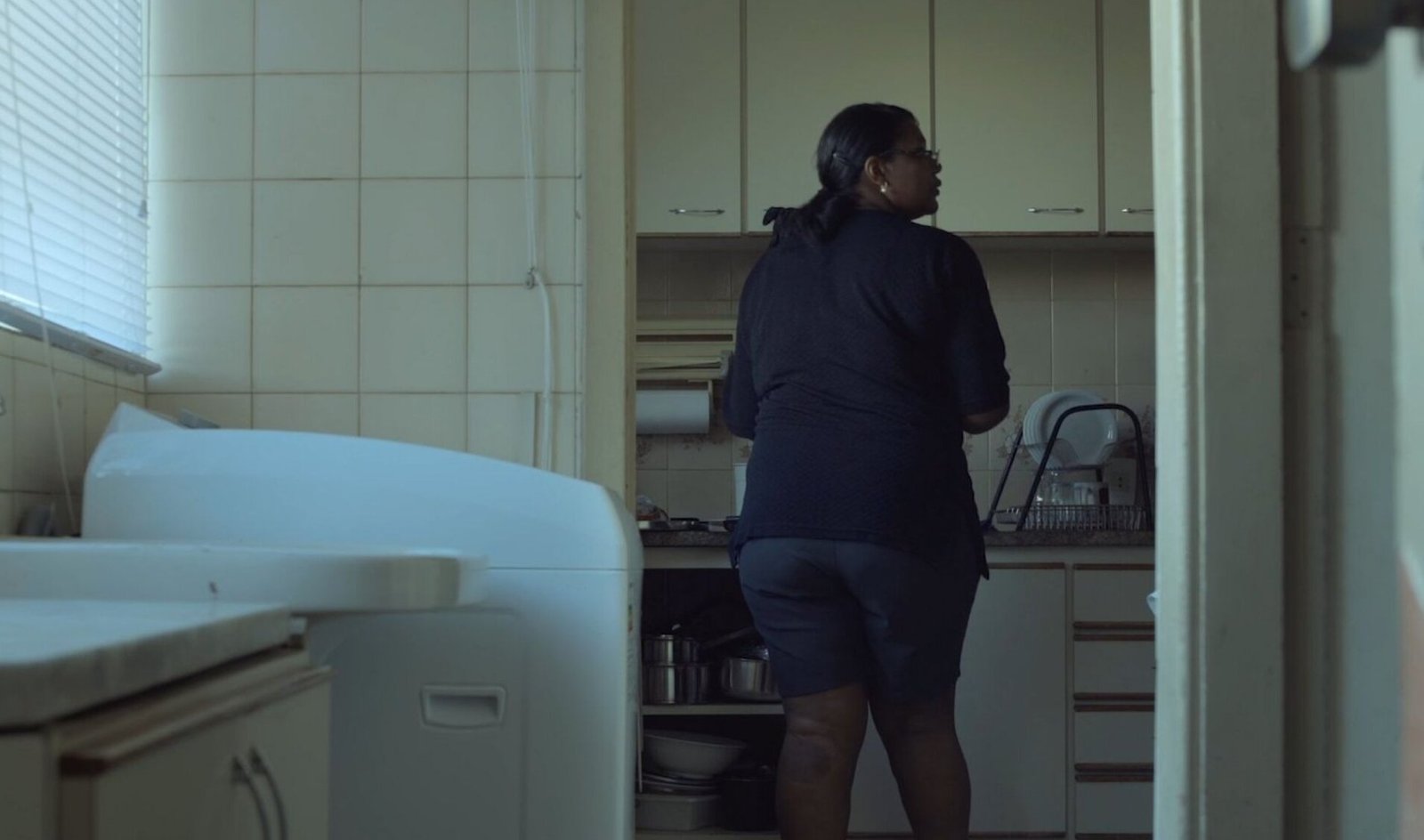 ‘Aqui Não Entra Luz’ denuncia realidade das empregadas domésticas perpetuada por gerações