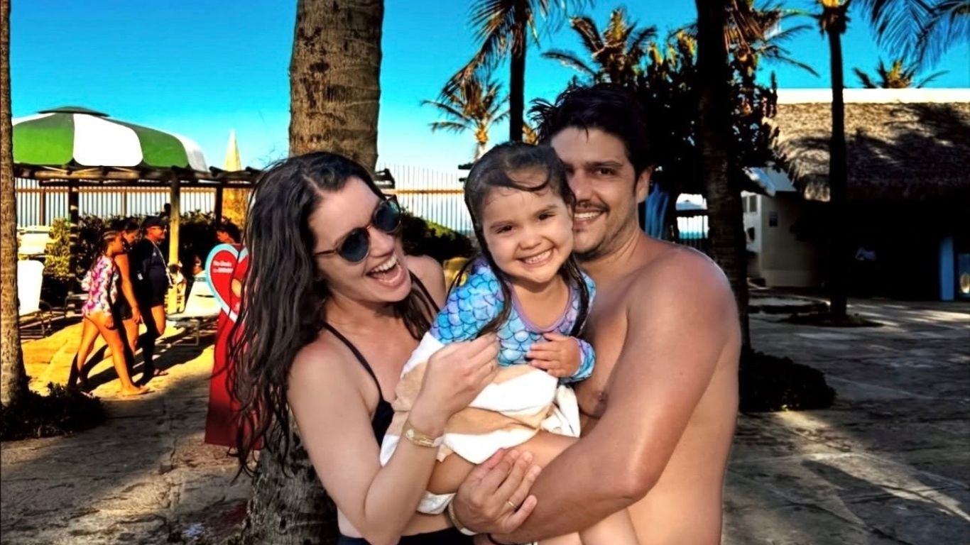 Em momento raro, Nathalia Dill curte férias em família no Ceará