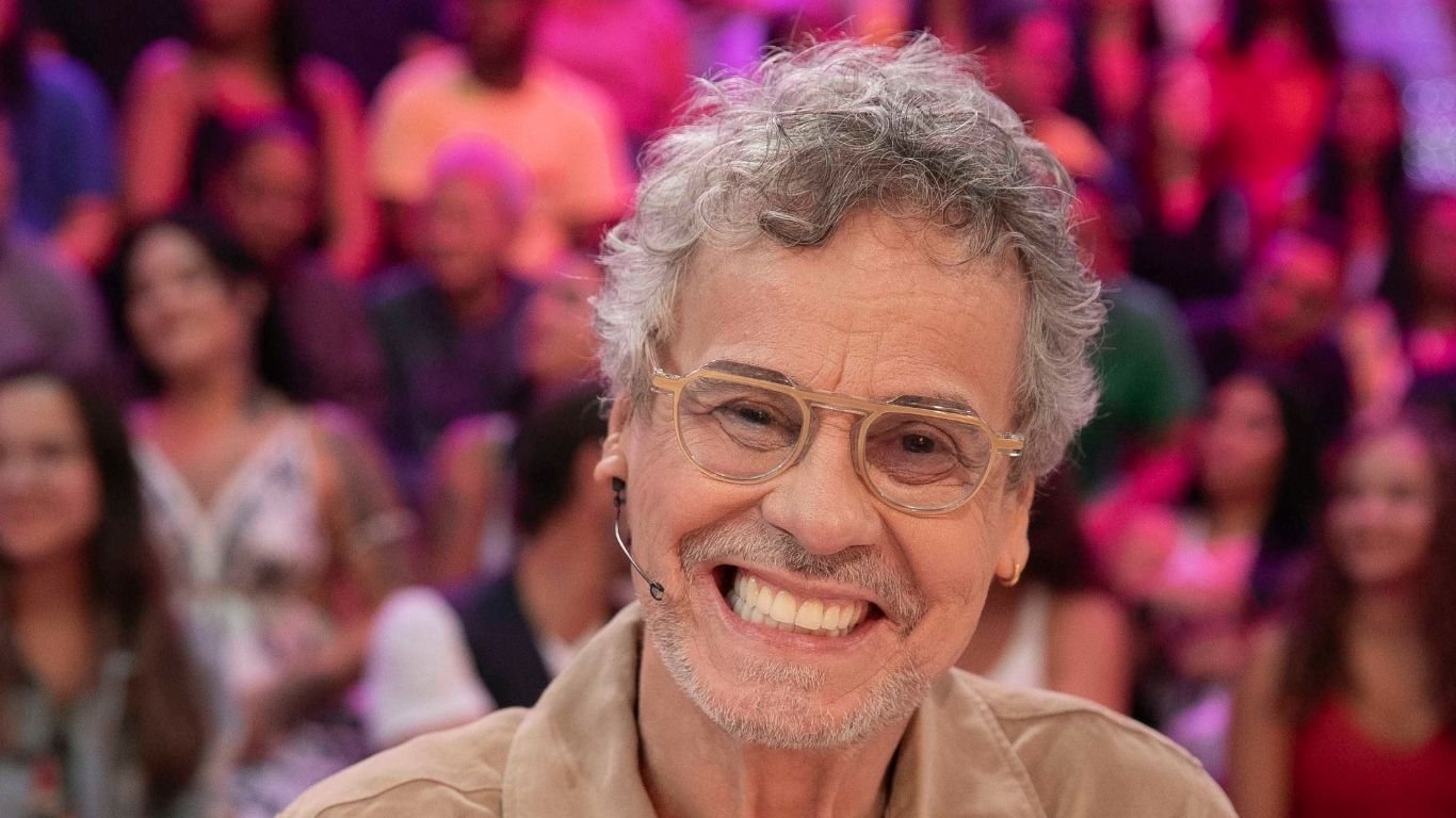 Carlinhos de Jesus cai no choro ao ficar de pé no Domingão com Huck