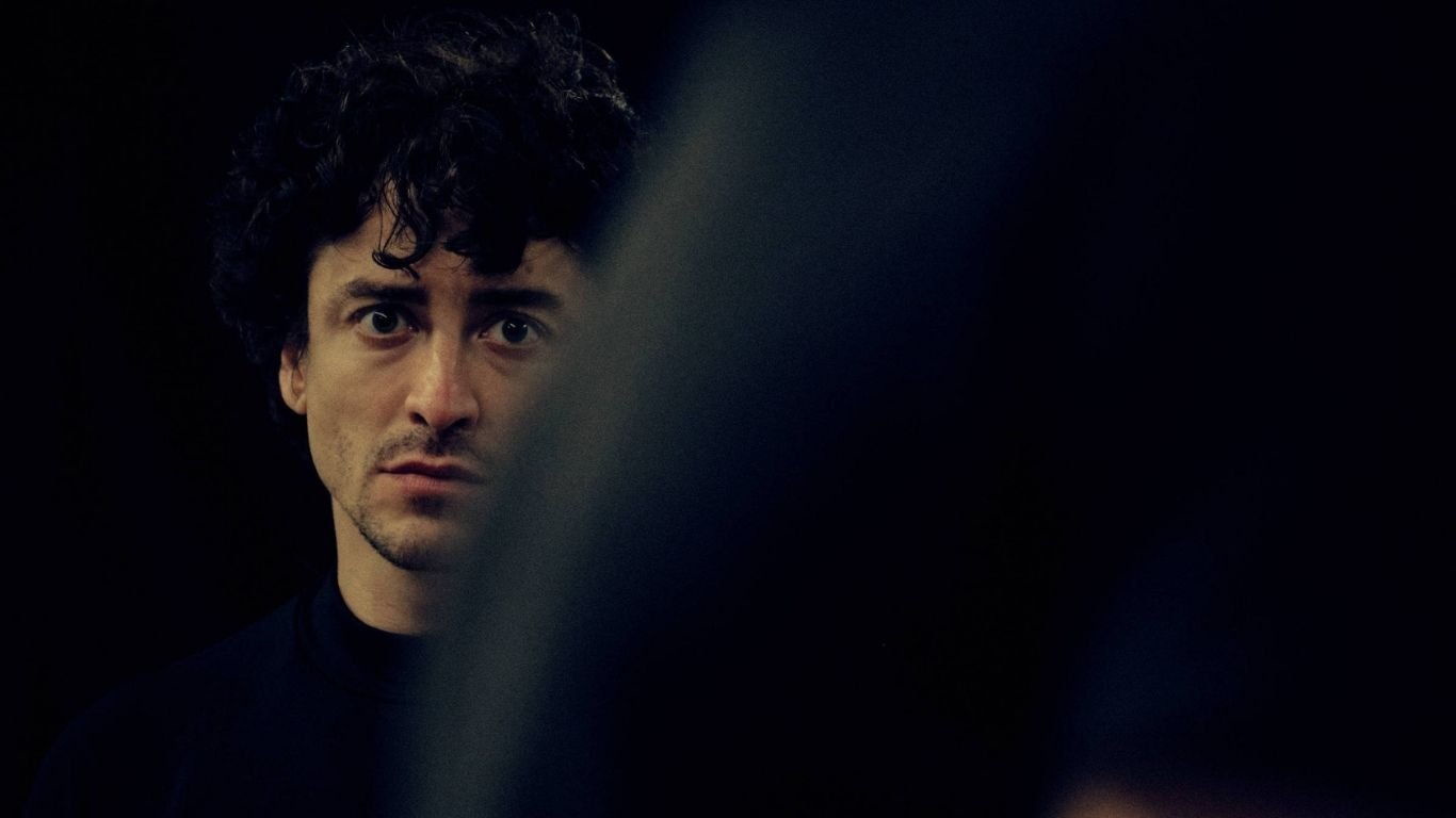 Entre vida e morte: Jesuíta Barbosa estrela peça no Santa Isabel