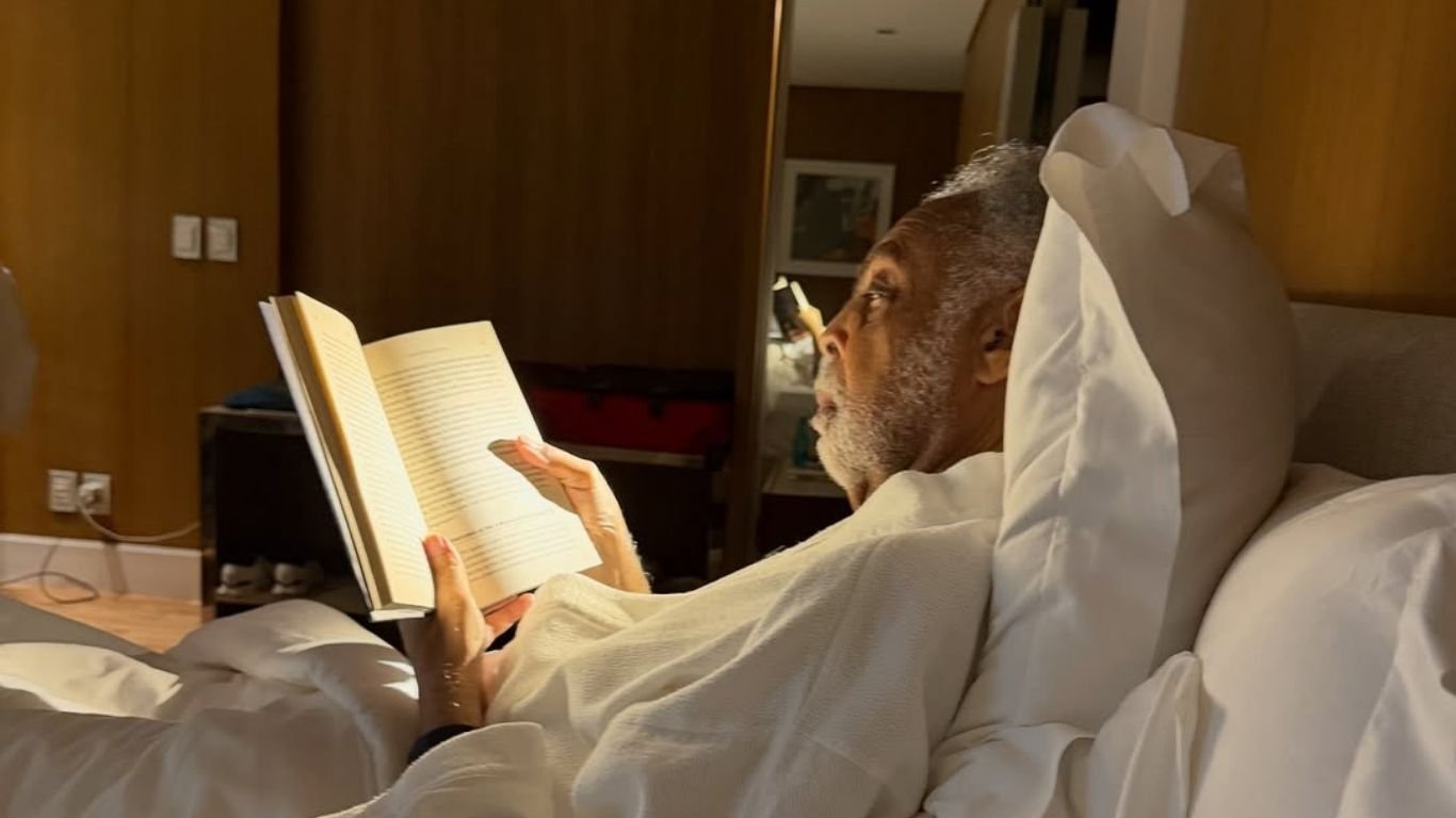 Gilberto Gil surge em momento de descanso antes de shows no Recife
