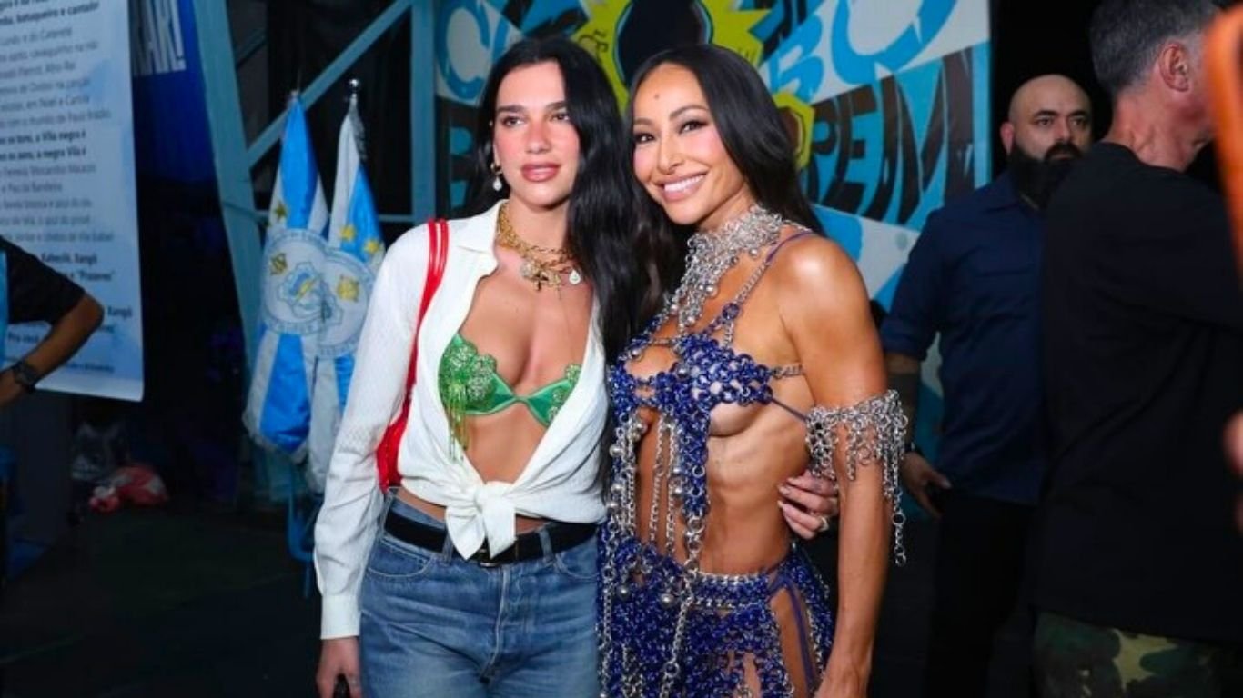 Dua Lipa curte ensaio da Vila Isabel ao lado de Sabrina Sato no Rio