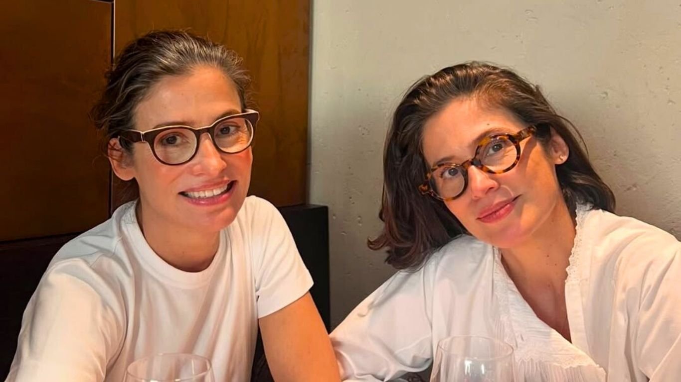 Em clique especial, Renata Vasconcellos surge ao lado da irmã gêmea