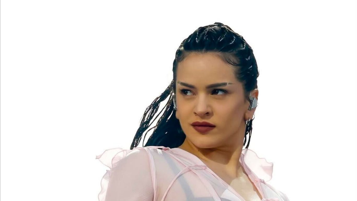 Rosalía chega ao Brasil neste domingo (30) para evento exclusivo