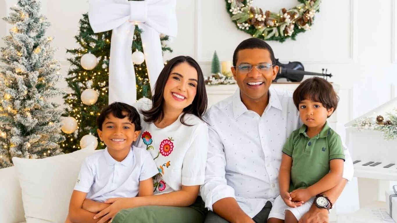 Em clima natalino, Márcio Bonfim faz ensaio fotográfico com a família