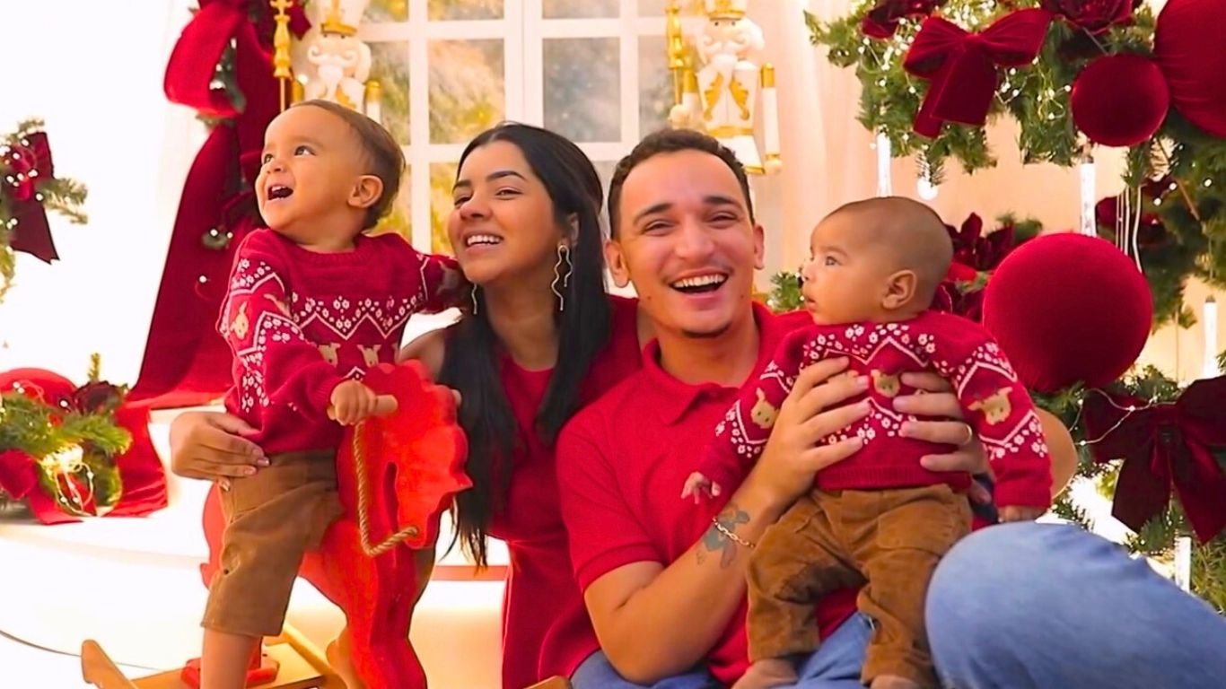 Ary Mirelle e João Gomes em clima natalino ao lado dos filhos