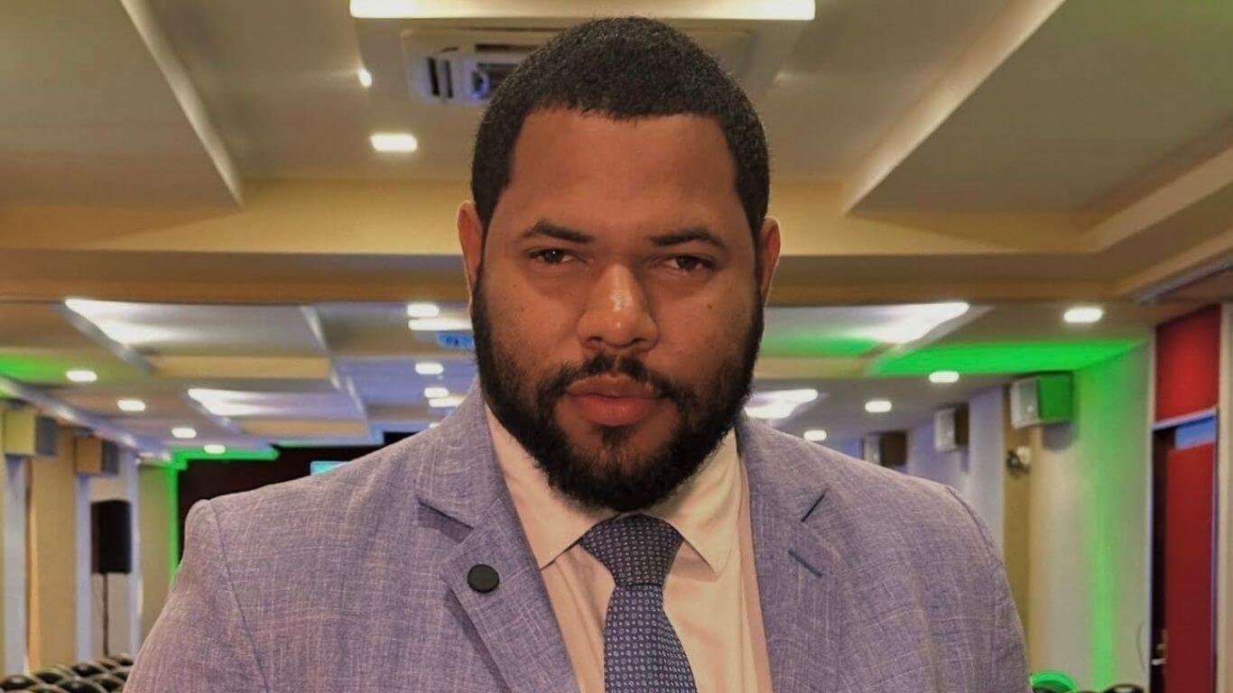 Thiago Arancam recebe Igor Alves e Gleyce Melo no palco do Teatro RioMar