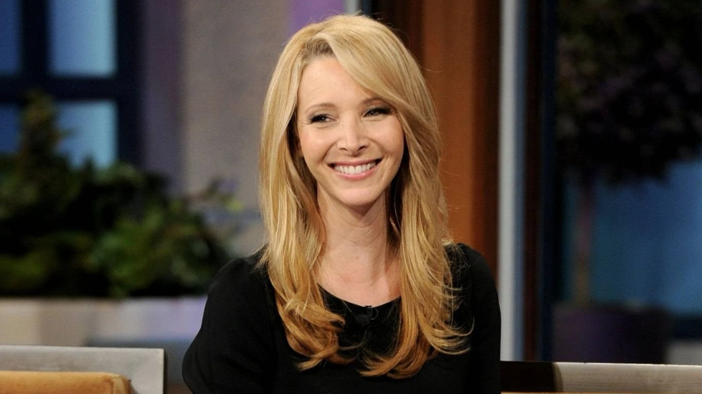 Lisa Kudrow, a Phoebe de ‘Friends’, surge ruiva para novo projeto; veja