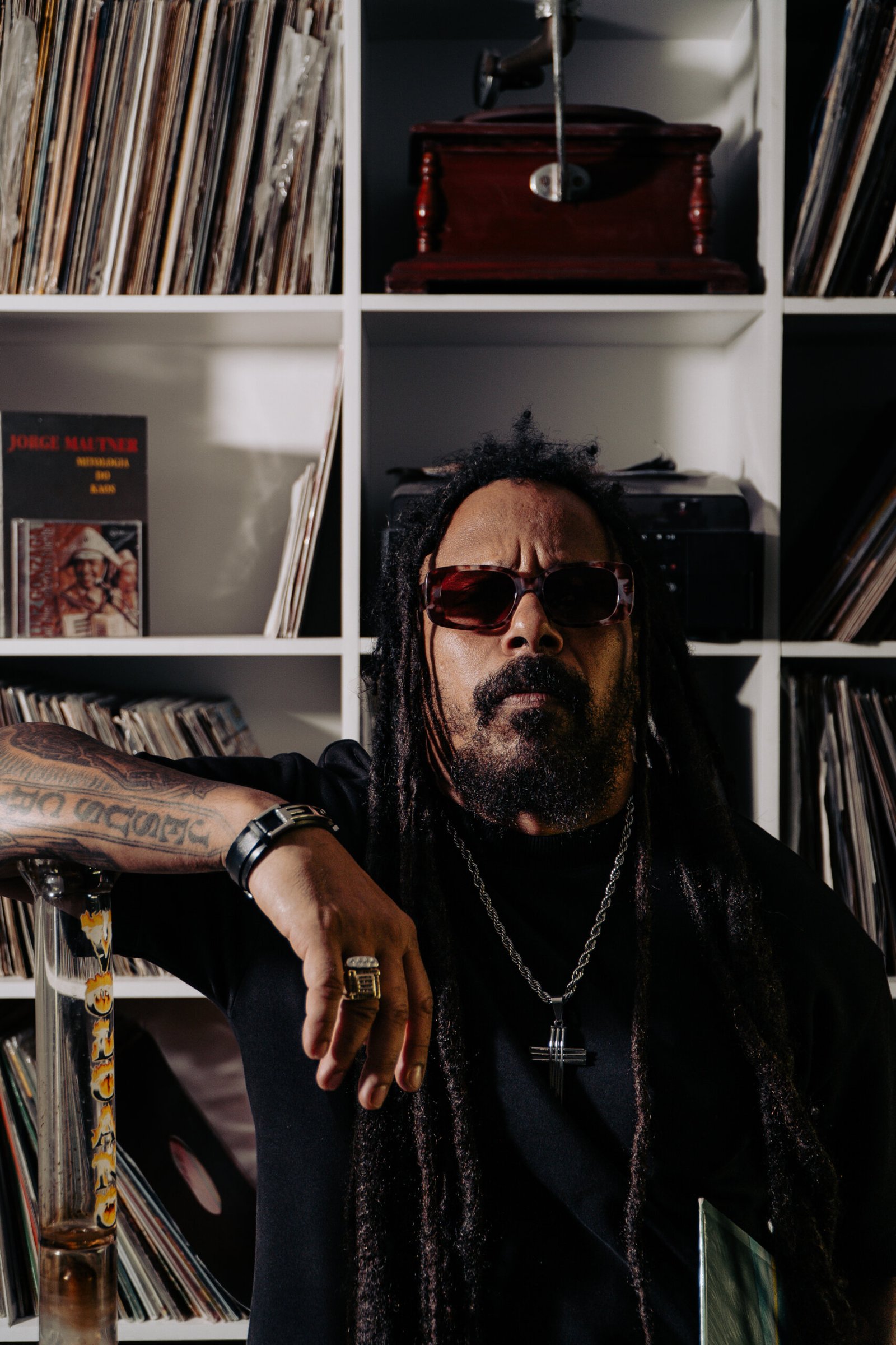 Marcelo Falcão une gerações e homenageia Chorão em ‘Legado’