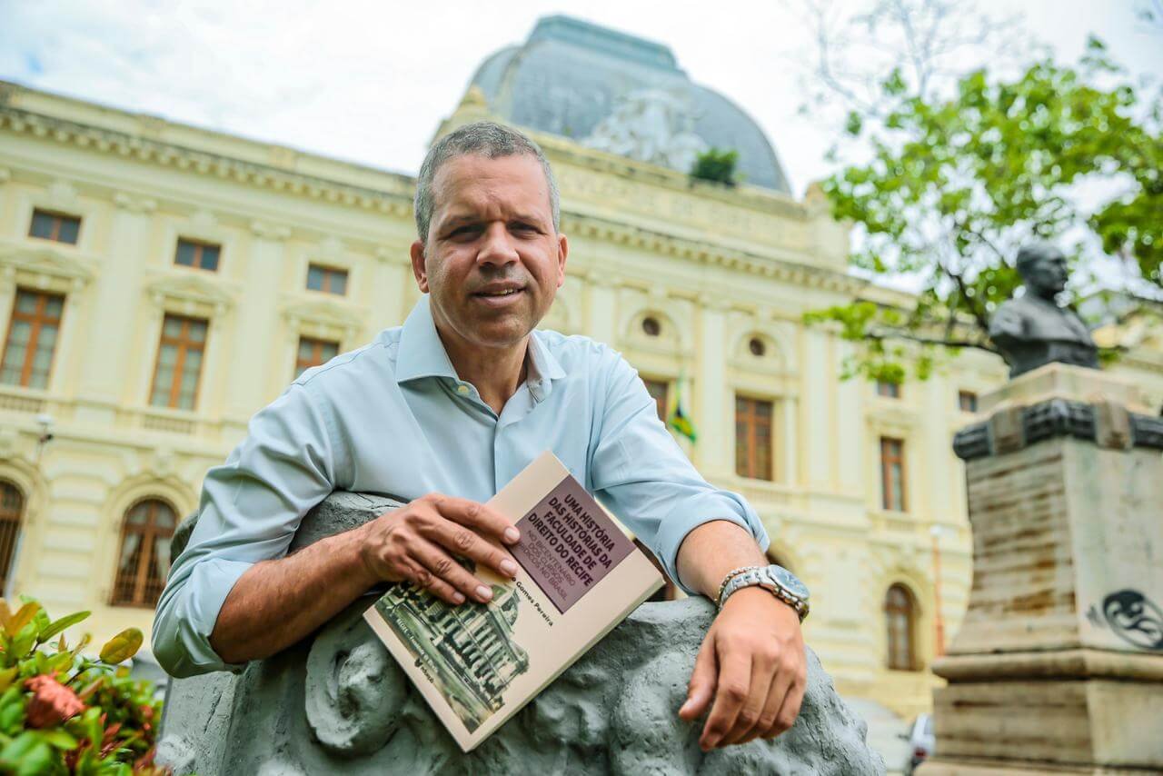 Professor lança livro sobre os 200 anos da Faculdade de Direito do Recife