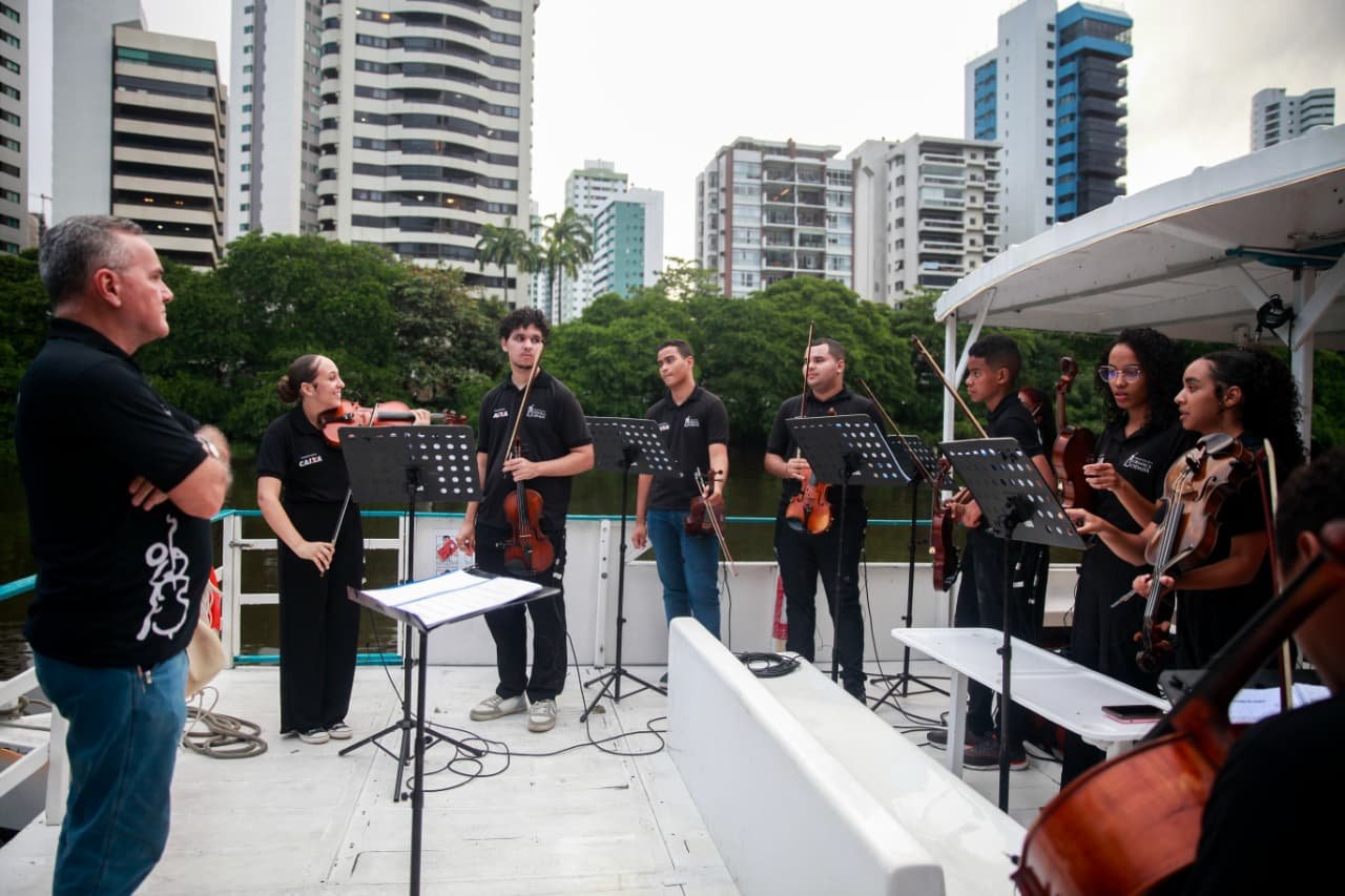 Orquestra Criança Cidadã faz ensaio aberto no Rio Capibaribe