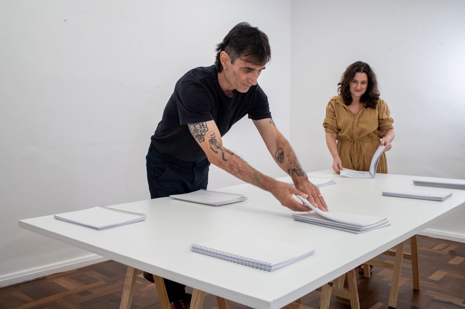 Artista transforma galeria no Recife em espaço corporativo para criticar o sistema da arte