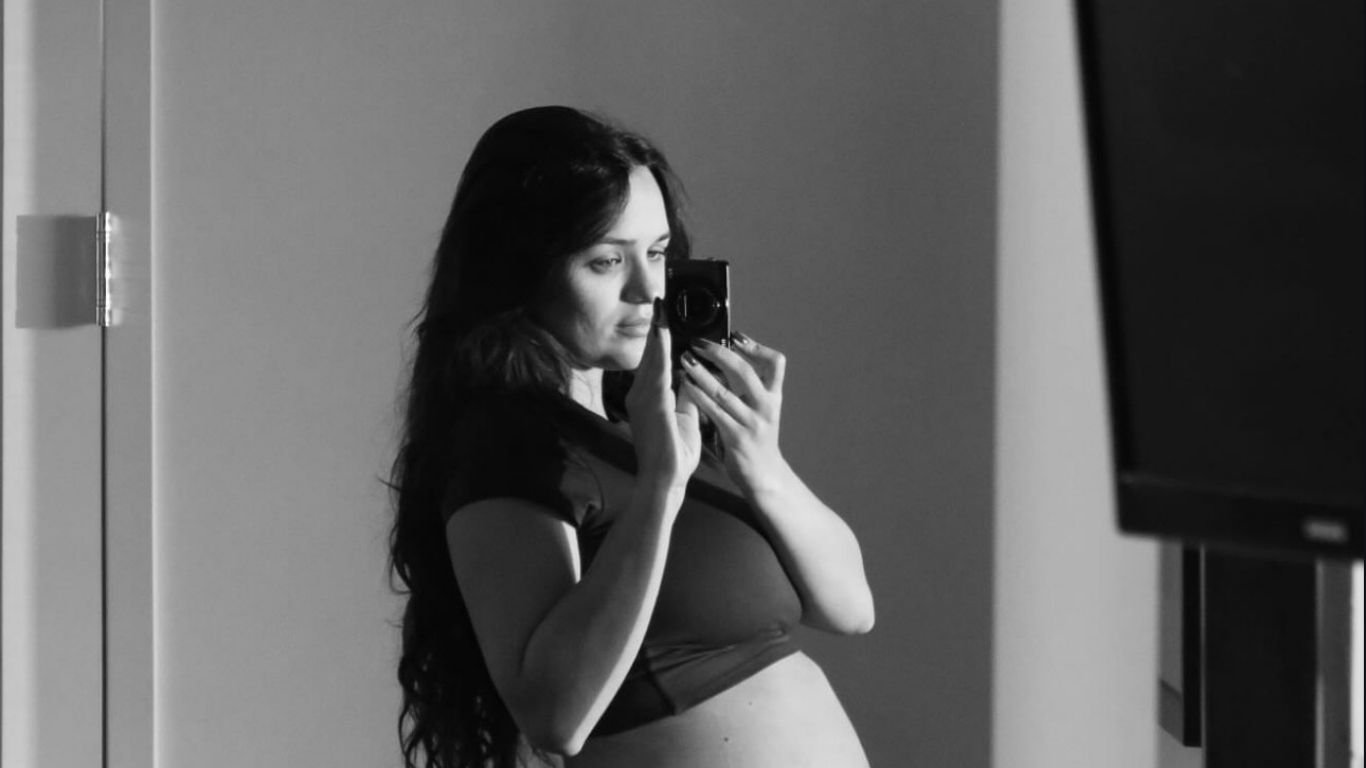 Ex-BBB Rafa Kalimann exibe barrigão na reta final da gestação