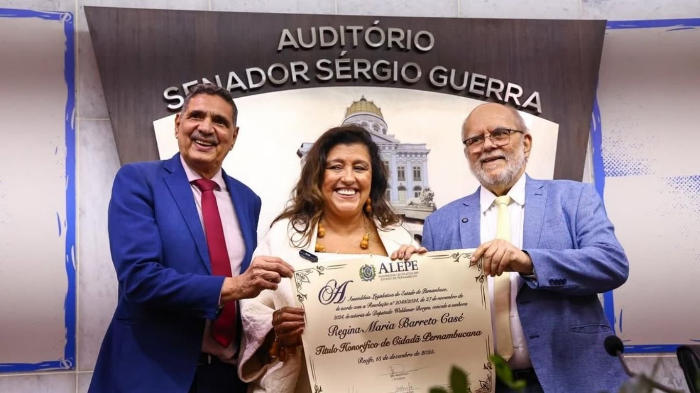 Regina Casé recebe títulos de Cidadã Recifense e Pernambucana