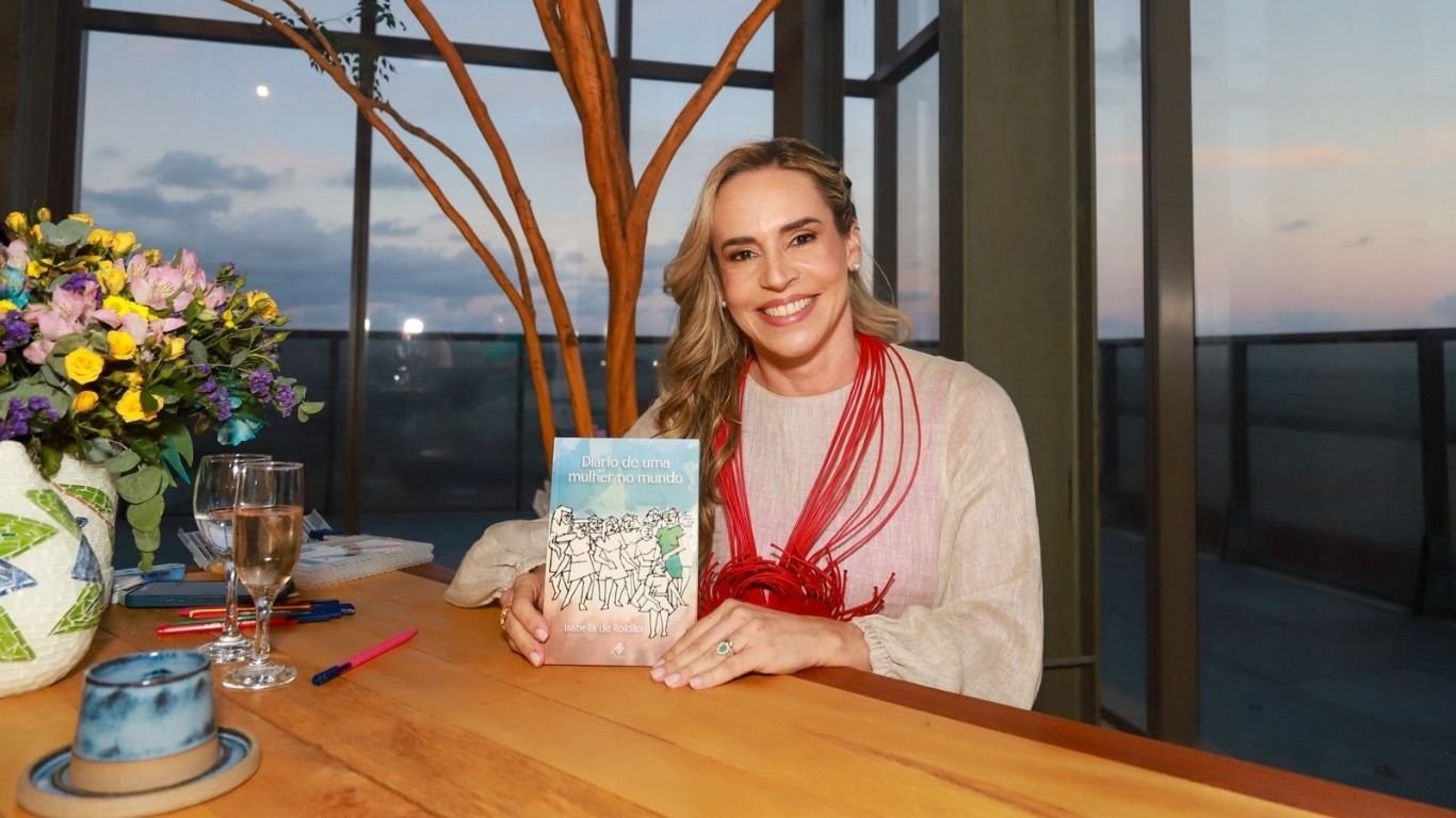 Isabella de Roldão lança livro em tarde prestigiada no Recife