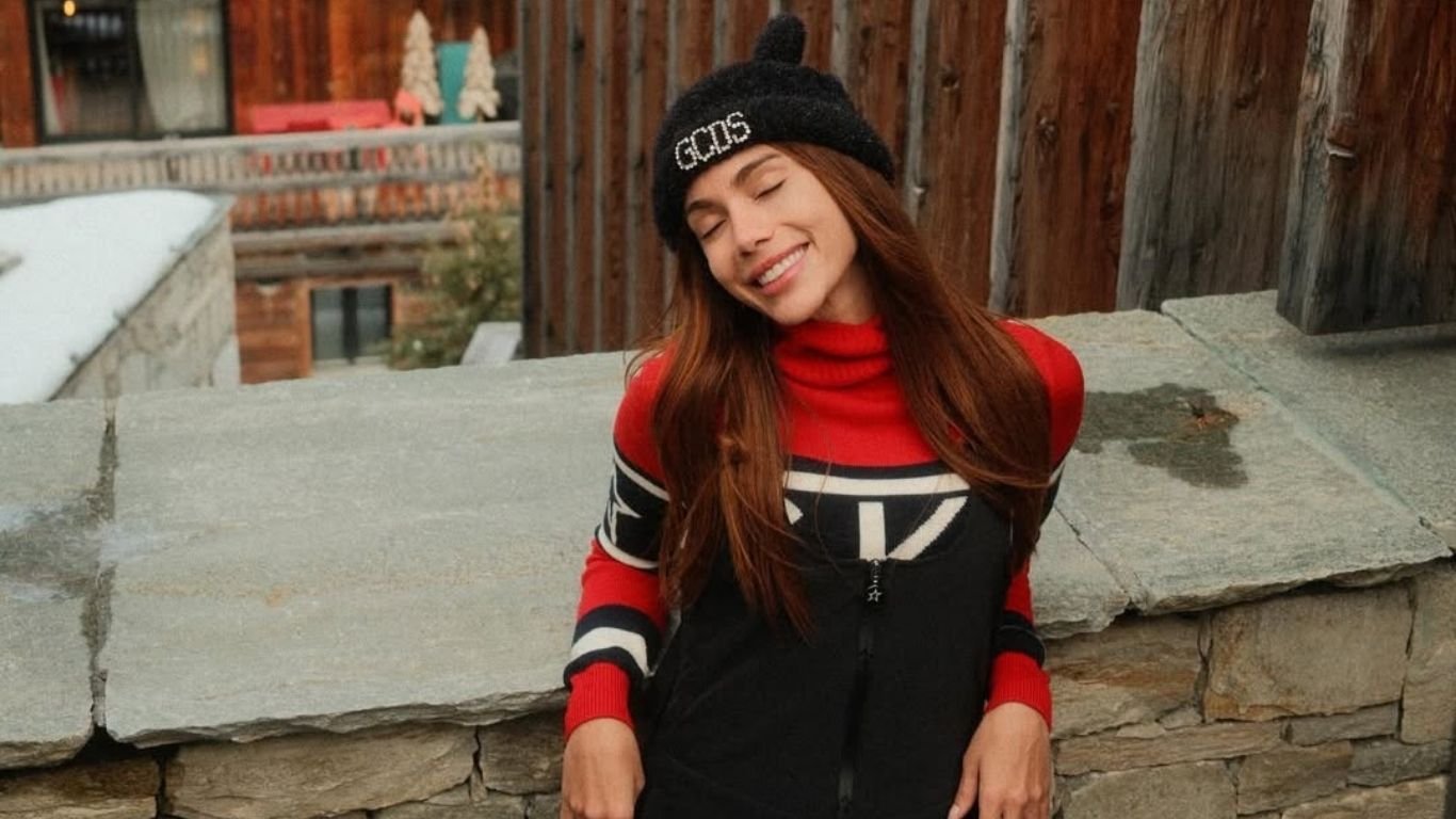 Anitta curte férias na Suíça antes de cantar na Praia do Pina, dia 28