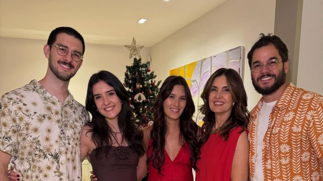Fátima Bernardes mostra sua comemoração natalina ao lado dos trigêmeos e namorado