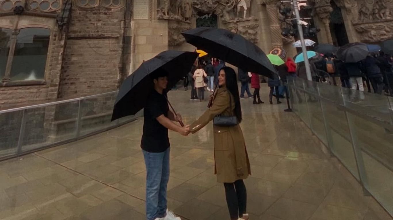 Mileide Mihaile abre álbum de fotos com o filho em Barcelona