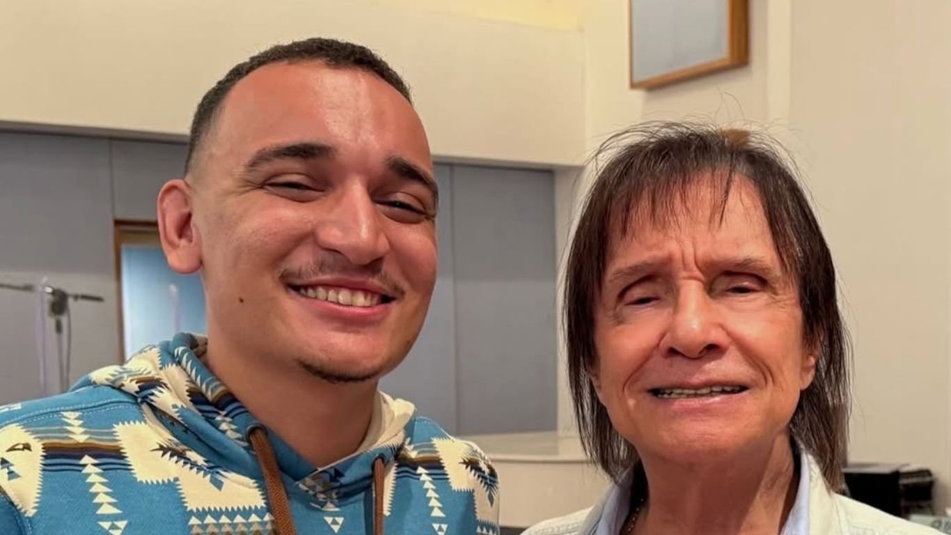 João Gomes surge ao lado de Roberto Carlos em ensaio de especial