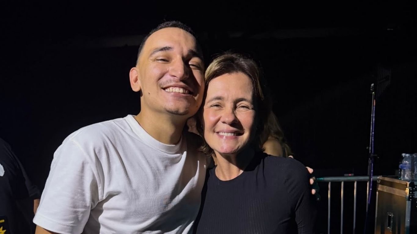 João Gomes tieta Adriana Esteves nos bastidores de show no Rio