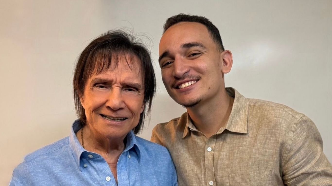 Roberto Carlos ganha chapéu de couro do cantor João Gomes