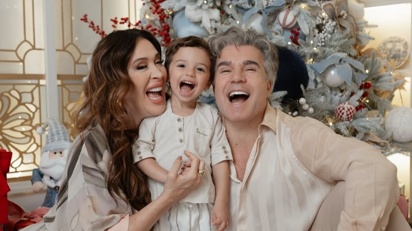 Claudia Raia compartilha cliques em família na véspera de Natal