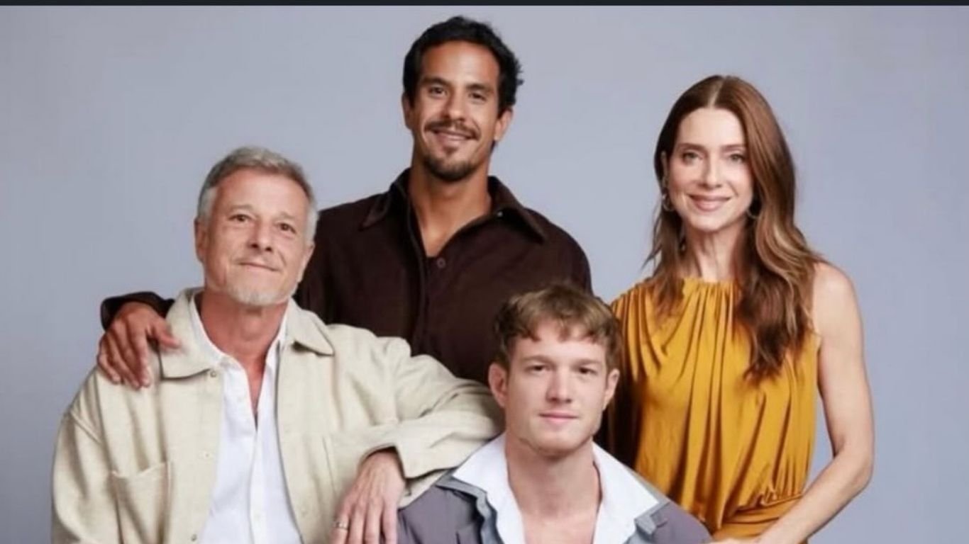 Letícia Spiller reúne Marcello Novaes e os filhos em foto especial de Natal